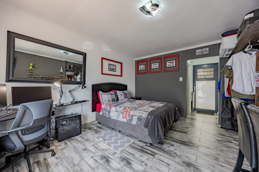 6 Bedroom Property for Sale in Flamingo Vlei Western Cape